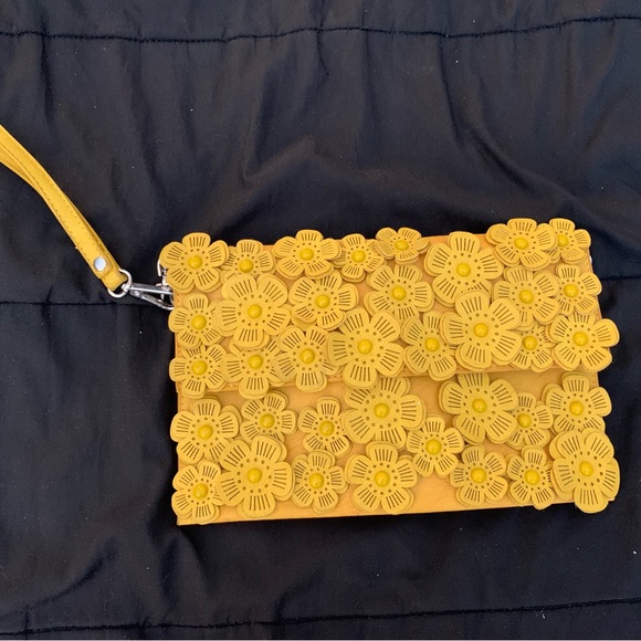 Yellow flower crossbody/wristlet - Picture 2 of 4